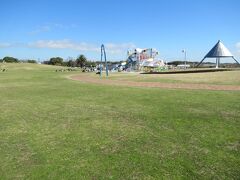 空港近くに綺麗な公園がありましたので立ち寄りました。「ふれあい公園」と言って大型遊具などがあって家族ずれが楽しめる開放感ある公園です。