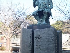 清正公

なかなか立派な清正公の銅像。
その奥には熊本城があります。