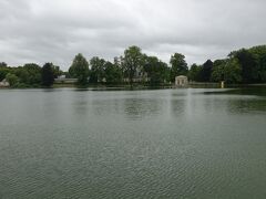 　鯉の池と呼ばれる池の側には、ルイ14世がルイ・ル・ヴォーに命じて建設した東屋が見えます。