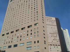 都庁のとなり、ハイアットリージェンシー東京。
日本初のハイアットホテルとして１９８０年に開業しました。
地下４階、地上２８階建て。
エントランスのシャンデリアが見どころです。
