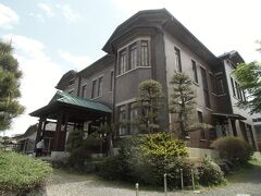 狭山稲荷山公園の西、国道１６号沿いにある旧石川組製糸西洋館。
石川組製糸の創業者石川幾太郎が大正１０年（１９２１）頃に建てた迎賓館です。
外観は、煉瓦調の化粧タイルで統一され、ひときわ目を引く重厚な雰囲気があります。
内部の一般公開日は、土日を中心に月に４、５日程度あります。

