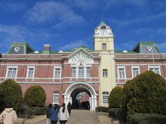 CHATEAU D.KAMIYA
でございます。

青い空に、よく映えまする。

あの、浅草の、神谷バー、も強く結びつきがございます。

初めてここを訪れた時は、、、
父が存命で、この地に念願の「マイホーム」を確保し、
牛久地ビールの製造＆提供しているお店で家族皆で、
「いいところにきたよねー、地ビールが飲めるお店がある場所なんだぜー！徒歩でこれるんだぜー！！」
なんてねー、、、ちょー盛り上がった思い出が、、、
（わたしのビール飲みの最初の師匠は、間違いなっく！、我が父でございます！！！
もう数年もすると、父が亡くなった「歳」にわたしも、、、）

いわゆる
travel
という言葉には、
〈心が〉次々と思い起こす.
というような使い回しもされるようでございます。
歳をかなり経たわたしには、このようなことも気が引き寄せられたりし、、、

His mind traveled to his happy days with her.
彼は彼女との楽しかった日々をあれこれ思い浮かべた

（「Weblio 辞書」さんの
『Eゲイト英和辞典での「travel」の意味』
項でお見かけしました）

なーんて使い方あるそうで。
『丸パクリ』させてもらうと、

My mind traveled to my happy days with my father.

くらいかしら、、、