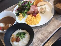 軽井沢２日目の朝。
来る前は、朝食は浅野屋でパンやお惣菜を買ってお部屋でのんびり
ゴロゴロしながら食べようかーと話していましたが、せっかくなので
ホテルの朝食ブッフェへ行くことにしました。
