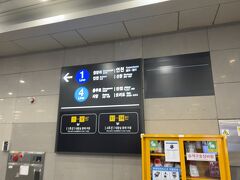 　2ターミナル駅を出発した時点ではお客さんはわずかでした。
　到着便も少なかったし当然でしょう。
　向かいには、たぶん北九州空港からジンエアーに乗ってきた日本人男性3人組が乗っていました。ソウルでご飯食べて明洞へ行こうかと話していたので、