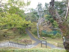 温泉神社の前あたりに、川の近くへ下りて行くことのできる階段がありました。