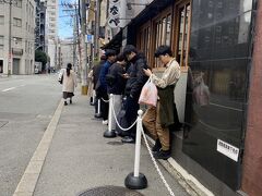 博多駅から櫛田神社に向かう途中、”もつなべ”の看板と行列発見。
もしや、と持ったら、やっぱり「もつ鍋前田屋」
以前、予約して総本店にお伺いしました。
どの店舗も、どの時間も大人気。
これは博多店の行列。11時オープンで11時過ぎに撮った写真。