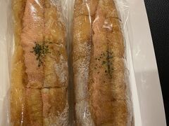 こちらは、福太郎の明太フランス、320円。
福岡名物、めんべえを売っているお店です。もちろん明太子屋さんです。
クリーム多め、という商品も売られていましたが、定番を買いました。
クリームたっぷり！間違いなく明太子クリームが一番美味しいです。
パン生地は今回食べ比べの中で一番柔らかい。
お値段と中身の美味しさで星4つ！
☆☆☆☆
パン販売の時間が短いけれど、並ばなくても買えるのでかなりオススメです。
ここで買った食パンも美味でした。