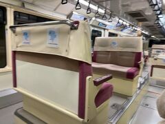 マッサージが終わったのでいよいよ空港からホテルへ向かいます。
東京モノレールで浜松町駅へ。

こんな形状の席初めて見た(´・ω・｀)