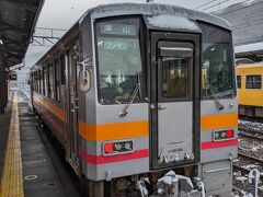 新見駅では３分の接続で姫新線の列車に乗り換えるのですが、４分遅れでの到着でした。
すでに列車の発車時刻を過ぎていましたが、接続を取ってもらえました。
次の姫新線の列車は約３時間後なので、もし乗ることができなかったら岡山行きの伯備線に乗るつもりでした。
新見  9:53⇒津山  11:31