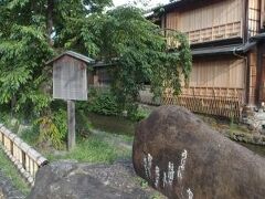 白川沿いにある「かにかくに碑」。こちらは明治時代～昭和にかけての歌人、吉井勇氏による歌が刻まれています。吉井勇は京都を愛し、特に祇園を愛していたそうです。