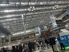 新千歳空港はとても賑わってます

冬の北海道は
コロナ禍前に1度スキーに行っただけ

今回はさっぽろ雪まつりと
支笏湖で行われている氷濤(ひょうとう)まつり
に行くことにしました

雪なんて滅多に降らないので
雪を見るだけではしゃいでしまう関西人

いざ冬の北海道に行くとなると気合が入ります

スキーの時に買って以来一度も着ることのなかったユニクロの超極暖インナーをタンスの奥から引っ張り出して、その上にユニクロのタートルネックフリース、ネルシャツ、厚手のダウンベスト、そしてベンチコートを着用
重ね着していろいろと脱ぎ着できるようにしました

ズボンは裏起毛のジーンズの上に防風シャカシャカパンツを重ね着

耳まですっぽりのニット帽と、マフラー、手袋も忘れずに
足元は小樽のメーカー「ミツウマ」の滑り止め防水機能付きのボア付きブーツを購入しました
ホテルのラウンジではくパンプスも持って行きます

さらに外出時に使い捨てカイロ
直前にテレビで雪まつりの中継をしていたレポーターが、カイロを6枚貼ってますって言ってたけど、6枚っていったいどこに貼るの？
とりあえずカイロを多めに持ってきた
カイロなんて滅多に使わないから、使用期限がすっかり切れてて(2019年！)、だけどちゃんと温かくなりました