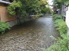 新橋から見る白川。底が浅いので流れがきれいに見えます。このあたりも考えられて整備されているのでしょう。