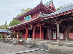 　第一峰門をくぐると、国宝の大雄宝殿があります。創建は、1646年で長崎市内で最も古い建物です。黄檗宗の寺院では、本堂や金堂に相当するものを大雄宝殿と呼ぶそうです。そういえば、以前行った黄檗宗の本山京都万福寺もそうでした。それにしても、屋根の反りや朱の柱に中国本土の影響を感じます。