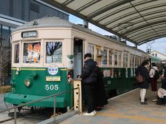 「市電ひろば」に展示されているチンチン電車。内部はカフェやグッズの物販などに活用されている。このツートンカラーの市電は少し覚えがある。