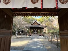 道路向かいの梨木神社へ