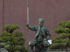 ●柴田勝家像

そしてご本人の銅像がこちらで、勇猛な武将らしくイカツイ風貌と長い槍を持つ姿が特徴的です。