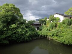 新手鉱跡や岩崎邸跡の近くには、歴史的構造物である中間唐戸もあります。