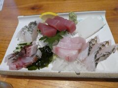 今日の夕食は海人居酒屋源に行きました。
ここは何といってもお刺身が安くて美味しい。
五点盛りで750円です。
沖縄ならではの変わったお魚も入っていました。