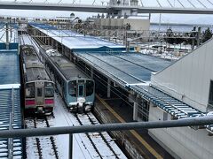 青森駅へ到着3分前弘前行きに間に合いました
隣には青い森鉄道八戸行き