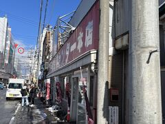 雪どけでびじゃびじゃの道を歩き青森魚菜センターへ

ここは2,000円の海鮮丼を作るチケットの購入で観光客とインバウンドの中国人の行列が