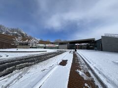 道を挟んだ反対側の歩道が除雪されてました・・・

三内丸山遺跡に到着、　市内に向かうバスも停車していますね

県美を見学した後で80円引き@330
