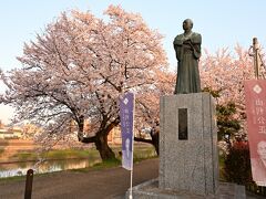 ●由利公正広場

桜並木の中をしばらく歩いていくと、「幸橋」のたもとに、ここ福井出身の幕末から明治期の政治家で、1868年に布告された「五箇条の御誓文」の原案を作成した由利公正（三岡八郎）の像が立っていました。