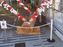 茅野駅と2階でつながっているベルビアへ。
飲食店や土産物屋、茅野市の公共施設、衣料雑貨店等があります。
これは7年に一度開催される有名な御柱祭で使用された丸太か？