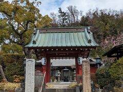 公園を下りきったところにお寺さんがありました。