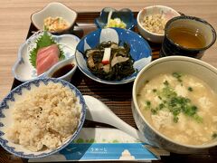 アルコール抜きの夕食。ゆし豆腐、ミミガーの味噌和えetc. うっちん茶も付いて、ヘルシーな沖縄の味がいっぱい。
