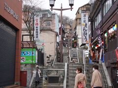 湯の花まんじゅうのお店や聖徳（株）吉岡酒店を通り過ぎ、まだまだ上っています。