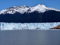 湖が氷の壁で堰き止められているように見えます。
氷河の高さは40m。幅は4.4キロ。