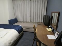 夕食を買ってからホテルに戻り、部屋で買ったご飯をもぐもぐしたら睡魔に襲われ即就寝。