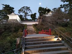 　まだ夜が明け切らない内に、ホテルを出て小田原城に行きました。小田原城は、1500年頃から北条氏が５代約100年に渡った関東支配の中心的拠点でした。上空には、まだ、月が薄っすらと輝いています。堀を渡って城内に入って行きます。