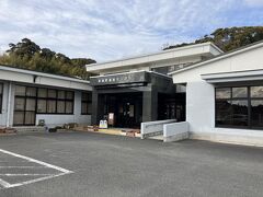 帰りに「ながら温泉」に寄る。長柄町福祉センターの施設で、町外の人は入浴料500円。ボディーソープだけ備え付けがある。ドライヤーはない。受付で利用者名簿に記入する。
泉質はアルカリ性炭酸水素塩泉。茶褐色のとろみのあるお湯だった。土曜日の15時前くらいだったけど、意外と空いていた。地味な施設だけど穴場かも。