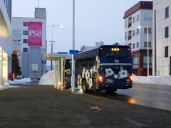 稚内駅の向かいのバス停には、札幌行きの都市間バスが出発待機中。
でも、これに乗るのではなくて...