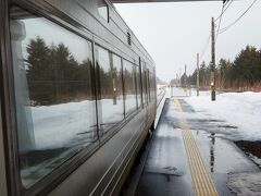 豊富駅に到着。反対列車が遅れているため、10分ほど停まりますとのこと。
反対のホームでは5人ほどが跨線橋の中で稚内駅方面の列車を待っています。

実は稚内駅から出発する列車は、この特急のあと10時頃まで1本もありません。
通勤にも通学にも需要がないのかもしれませんが、これが北国の現実なんですねぇ...
