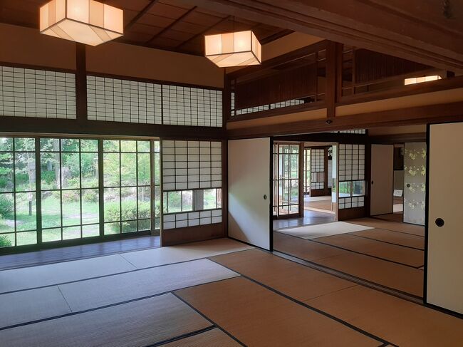 主屋棟の15畳の和室。ここからも庭が眺められます。<br /><br />イベントスペースとして、主屋棟と茶室棟の和室などは時間単位で借りることもできるようです。