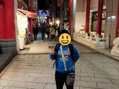 長崎空港に到着したのが17時過ぎ。
急いで空港バスに飛び乗りました。
到着ロビー出てすぐ左手に乗り場があります。
ICカードで乗れるのでとても便利！
新地中華街に停車するバスに乗車しました。