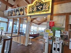 2階にはフードコート

あとはお土産が売られているのですが、
船の発着時間は劇混みです