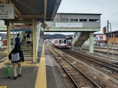 久慈駅に到着です。三陸鉄道のホームも駅舎も八戸側にあるのは、跨線橋を使う都合でしょうか。
回れ右をしてJR改札を出ます。