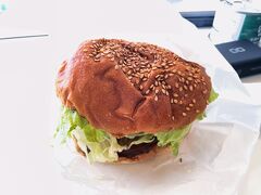 お昼は観光案内書売店のハンバーガー。地元のお肉たっぷり。