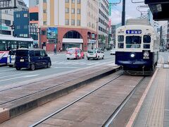 ホテル前から電車に乗ろうと思って信号待ちしていたら
間に合わず電車が行ってしまった。
仕方ないから次の駅 大波止駅まで歩いてみた。

きたきた！
缶コーヒーBOSS電車だった。