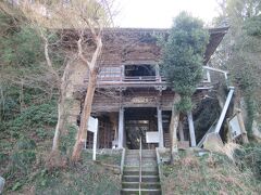 吉見百穴から200mほどに、松山城跡の麓に建つ、岩肌をくり貫いて造られている木造の観音堂、岩室観音があります。350年程前に再建されたもので、古くなったため金属製の棒で何カ所も支えられています。