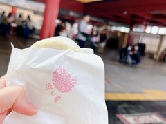 帰りはバスで博多へ戻ることにした。
バスを待っている間 梅ヶ枝餅を記念撮影。