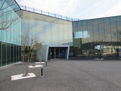 次に吉見町民会館フレサよしみに行きました。文化施設で、大ホールと小ホール、スカイホール、会議室などがあります。署名な芸能人も多く利用している施設で、多くのサインが壁に貼られていました。