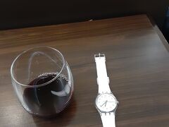 シンガポール到着。
腕時計がなかったので（というか電池切れで置いてきた）とりあえず空港でスウォッチを買いました。
ラウンジでいただいたワインがおいしい。