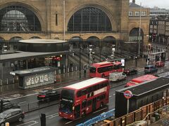 選んだホテルは 超駅近！
キングス・クロス駅前の＇メガロホテル＇ド派手な外観の写真に気持ち引きましたが 逆に夕刻の暗闇到着で迷わずたどり着けるかな、の理由で選びました。
朝食も美味しいっ！て評価も選んだ一因だったんですが、元も取れない朝食付き代金なので＇朝食なし＇に。

★★2日目の朝★★

曇天でしたが窓からキングス・クロス駅が すぐそこに。隣が工事中の更地でラッキーでした。
