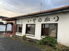 宿に戻り、暖房のきいた部屋でしばしくつろぐ。体の芯から冷えて切ってしまったので、なかなか温まらない。夕方５時から近くのいその香りという漁師さんの居酒屋に予約を入れておいた。基本５時か７時のスタートらしい。