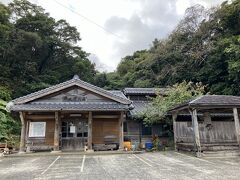 バス停からちょっと歩くんだよね。景色がいいけど、スーツケースあるしちょっと面倒。すると後ろから来た地元の人に、温泉に行くのかと聞かれ、そうだというと、今日は休みだという。ショック！まあでもここまで来たからととりあえず外観の写真を撮りに行く。どうせ次のバス１時間後だしね。最後にバス停近くのAコープで買い物。もう夜は部屋食でいいや。せっかくいいホテル予約したし。