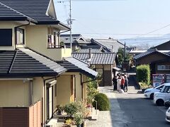 朝うどんも食べたし、丸亀城も見学したので、昼うどんに行きます（笑）

最初は弟さんのお店である『中村うどん』へ行こうとしていた（場所が今いる所から近かった）。
しかし、今日、金曜日は定休日（調査不足）ということに気付き、急遽お兄さんのお店『なかむらうどん』へ。

川のそばの住宅街にあるお店。
このお店は10：00～14：00の営業。
今、10：30頃だけどもうすでに行列ができている。
今日は祝日だもんね～。